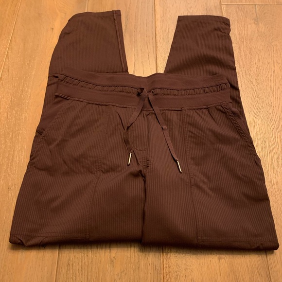 Lululemon Black Satin Dance Studio Crop size 4 - Picture 5 of 10